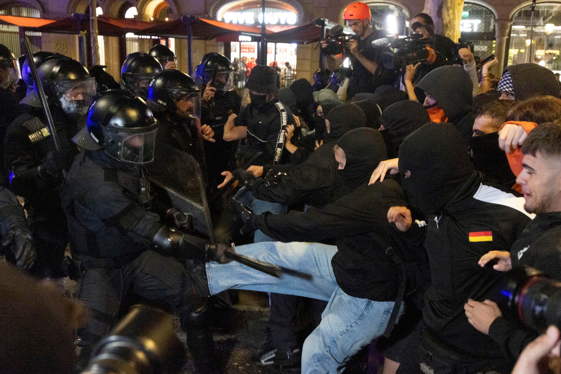 Los altercados tras la manifestación por la vivienda en Barcelona dejan 13 detenidos y 30 agentes heridos Los altercados tras la manifestación por la vivienda en Barcelona dejan 13 detenidos y 30 agentes heridos
