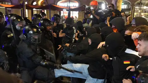 Los Mossos d'Esquadra cargan contra grupos de jóvenes que han lanzado objetos contra los agentes al final de la manifestación en Barcelona. Los Mossos d'Esquadra cargan contra grupos de jóvenes que han lanzado objetos contra los agentes al final de la manifestación en Barcelona.