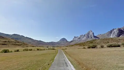 Una de las carreteras objeto de licitación, entre Casares y Cubillas de Arbas Una de las carreteras objeto de licitación, entre Casares y Cubillas de Arbas