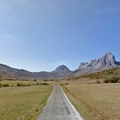 Una de las carreteras objeto de licitación, entre Casares y Cubillas de Arbas