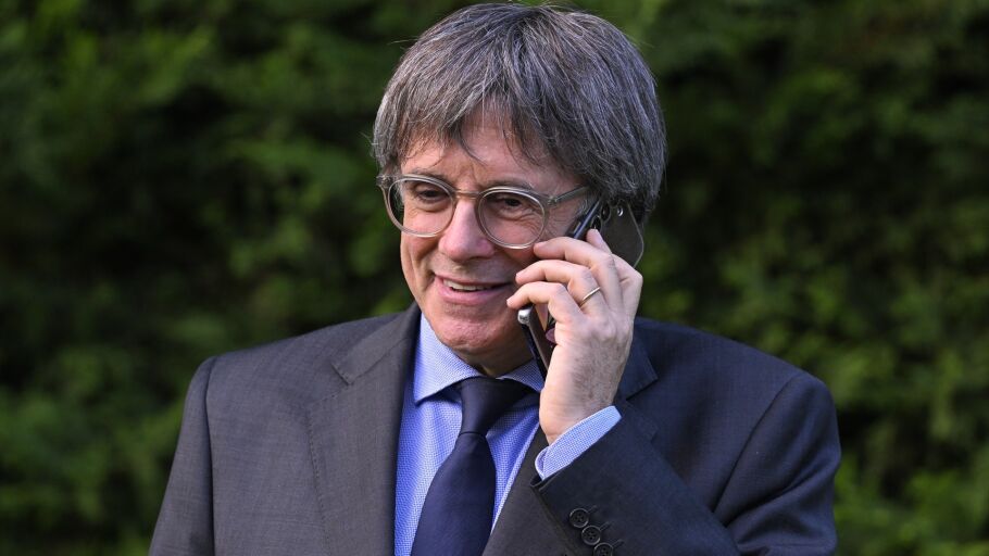 El presidente de Junts per Catalunya, Carles Puigdemont, tras realizar una declaraci&oacute;n institucional, a 6 de octubre de 2026, en Waterloo (B&eacute;lgica). 