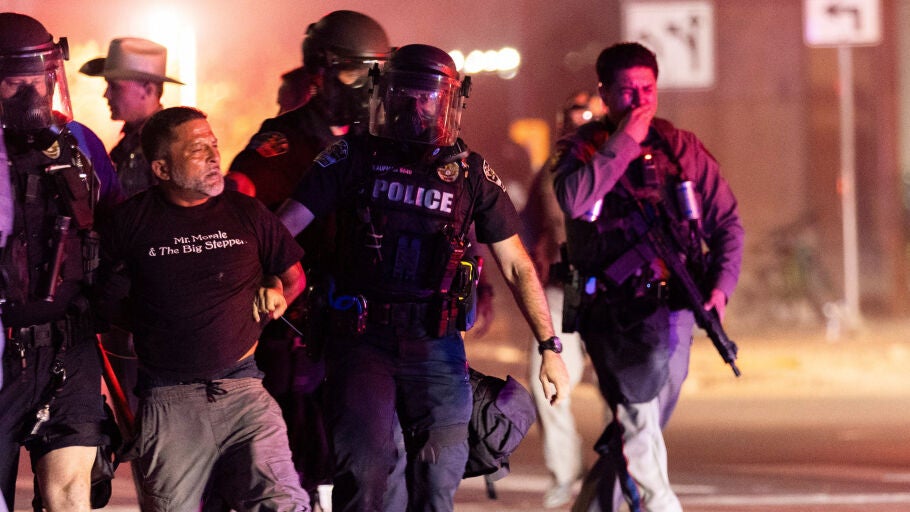 La polic&iacute;a detiene a un manifestante en el lugar donde las autoridades municipales informaron de que un agente del Servicio de Inmigraci&oacute;n y Control de Aduanas de Estados Unidos (ICE) hab&iacute;a disparado contra una persona ese mismo d&iacute;a, en Austin, Texas, Estados Unidos, el 20 de septiembre de 2026.