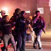 La policía detiene a un manifestante en el lugar donde las autoridades municipales informaron de que un agente del Servicio de Inmigración y Control de Aduanas de Estados Unidos (ICE) había disparado contra una persona ese mismo día, en Austin, Texas, Estados Unidos, el 20 de septiembre de 2026.