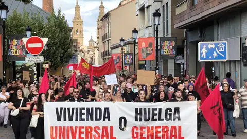 Manifestación en Logroño en la que se ha pedido vivienda universal o huelga general Manifestación en Logroño en la que se ha pedido vivienda universal o huelga general