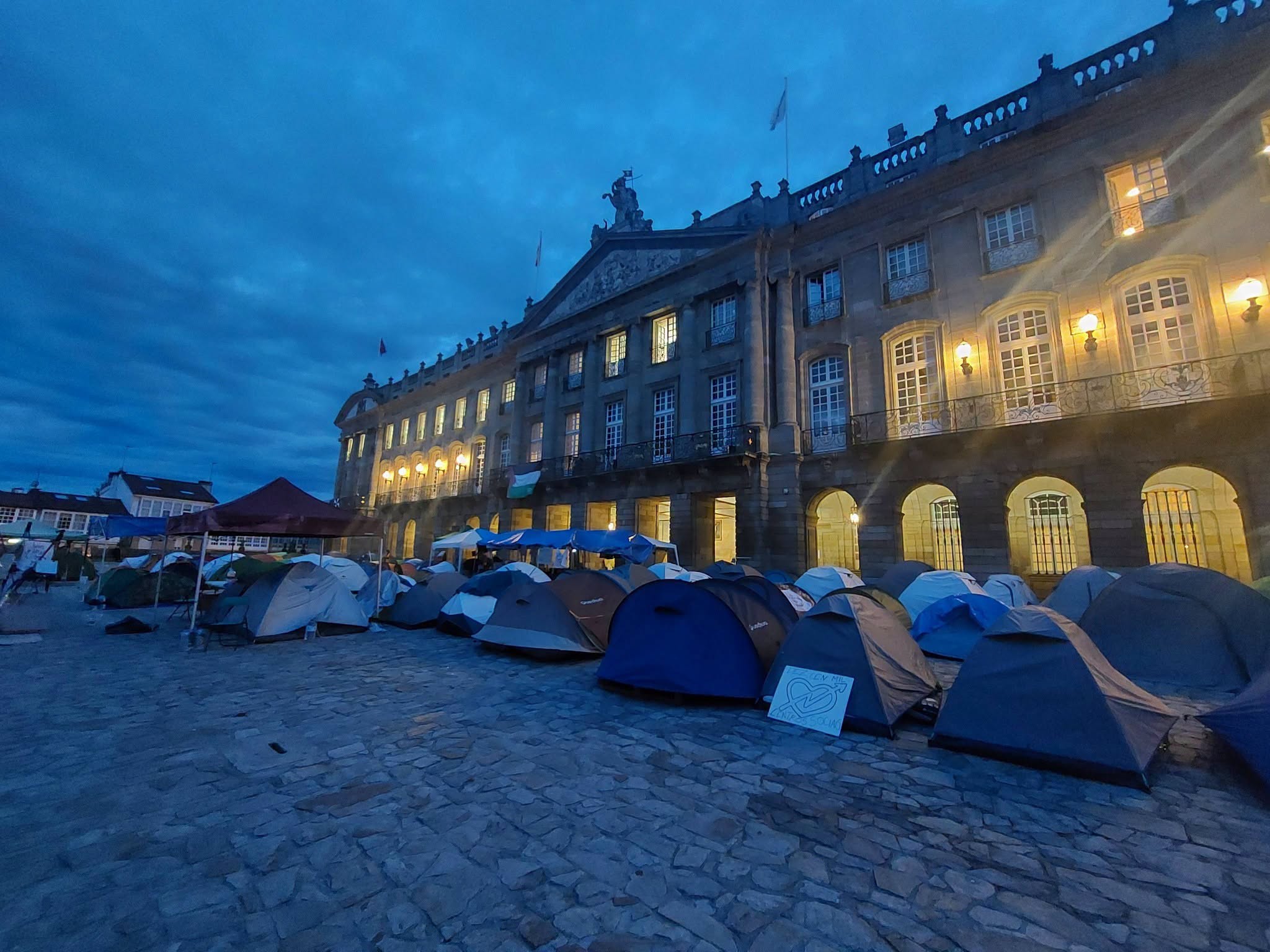 La acampada por la vivienda de Santiago se mantendrá en el Obradoiro de forma indefinida La acampada por la vivienda de Santiago se mantendrá en el Obradoiro de forma indefinida