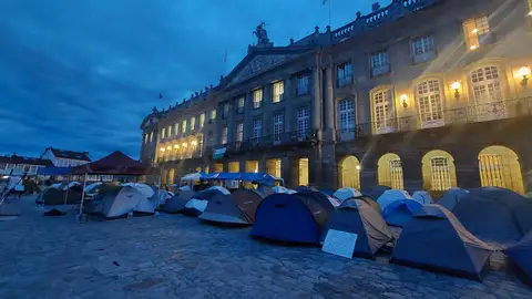 La acampada por la vivienda de Santiago se mantendrá en el Obradoiro de forma indefinida La acampada por la vivienda de Santiago se mantendrá en el Obradoiro de forma indefinida