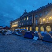 La acampada por la vivienda de Santiago se mantendrá en el Obradoiro de forma indefinida