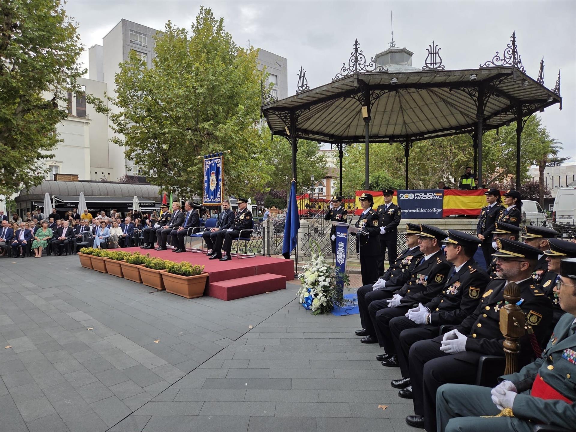 La jefa de la Policía Nacional en Extremadura muestra su reconocimiento y solidaridad a los agentes desplegados en Ceuta La jefa de la Policía Nacional en Extremadura muestra su reconocimiento y solidaridad a los agentes desplegados en Ceuta
