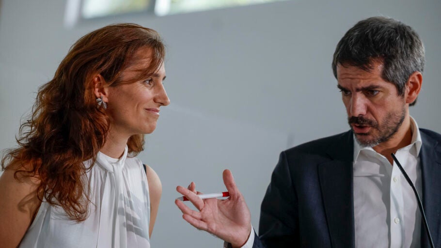 M&oacute;nica Garc&iacute;a (i) y Ernest Urtasun (d), representantes de los partidos que integran el espacio conformado por Movimiento Sumar, durante la presentaci&oacute;n de 'Frente Amplio', este lunes, en Madrid.
