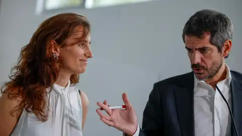 Mónica García (i) y Ernest Urtasun (d), representantes de los partidos que integran el espacio conformado por Movimiento Sumar, durante la presentación de 'Frente Amplio', este lunes, en Madrid. Mónica García (i) y Ernest Urtasun (d), representantes de los partidos que integran el espacio conformado por Movimiento Sumar, durante la presentación de 'Frente Amplio', este lunes, en Madrid.