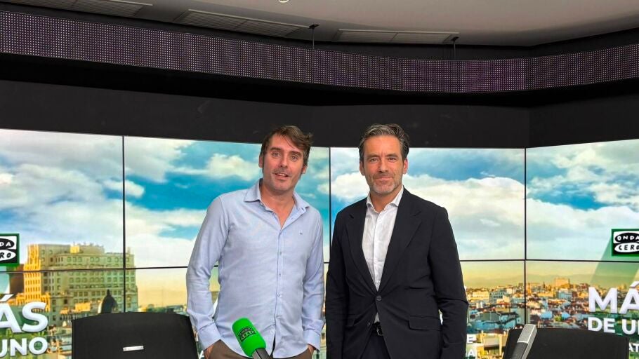 Borja Semper posa con Rafa Latorre antes de la entrevista en M&aacute;s de uno/ Gabriel Garc&iacute;a