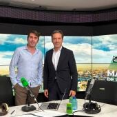 Borja Semper posa con Rafa Latorre antes de la entrevista en Más de uno/ Gabriel García