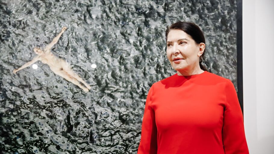 La artista Marina Abramovic, posa en la presentaci&oacute;n de su exposici&oacute;n &lsquo;Portrait as biography', en Bernal Espacio en la Nave S&aacute;nchez-Ubir&iacute;a, a 15 de febrero de 2022, en Madrid (Espa&ntilde;a).