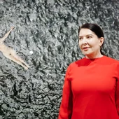La artista Marina Abramovic, posa en la presentación de su exposición ‘Portrait as biography', en Bernal Espacio en la Nave Sánchez-Ubiría, a 15 de febrero de 2022, en Madrid (España). La artista Marina Abramovic, posa en la presentación de su exposición ‘Portrait as biography', en Bernal Espacio en la Nave Sánchez-Ubiría, a 15 de febrero de 2022, en Madrid (España).