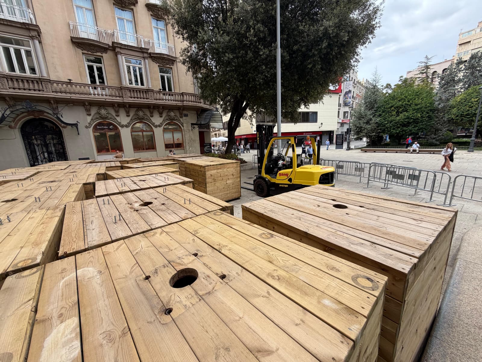 La Navidad se acerca con el montaje de la ilumnación en el centro de Albacete La Navidad se acerca con el montaje de la ilumnación en el centro de Albacete
