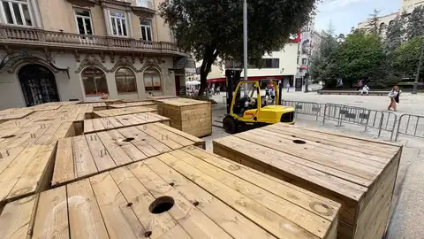 La Navidad se acerca con el montaje de la ilumnación en el centro de Albacete La Navidad se acerca con el montaje de la ilumnación en el centro de Albacete