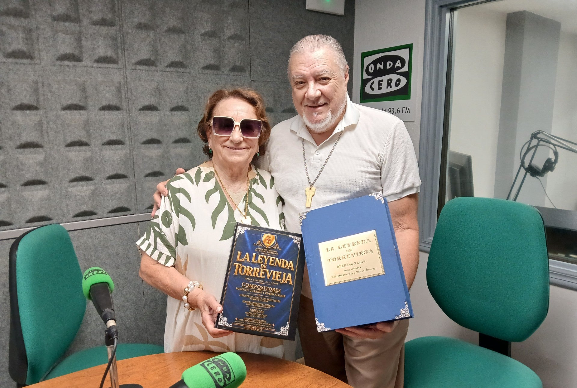 La Asociación de la Ópera 'La Leyenda de Torrevieja' entrega al Ayuntamiento un ejemplar del Libro Maestro para su futura exposición pública La Asociación de la Ópera 'La Leyenda de Torrevieja' entrega al Ayuntamiento un ejemplar del Libro Maestro para su futura exposición pública