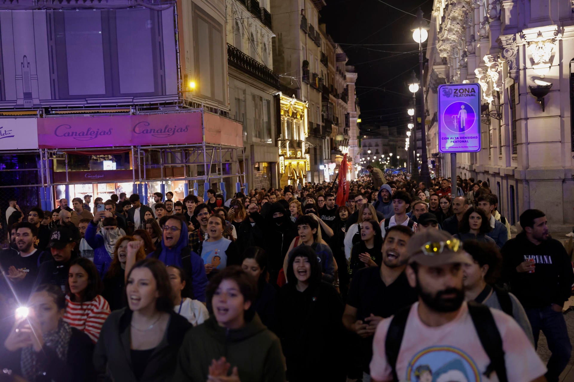 Las imágenes de la acampada en Sol tras la muerte de Maricarmen: marcha a Congreso, velas y carteles para recordarla Las imágenes de la acampada en Sol tras la muerte de Maricarmen: marcha a Congreso, velas y carteles para recordarla