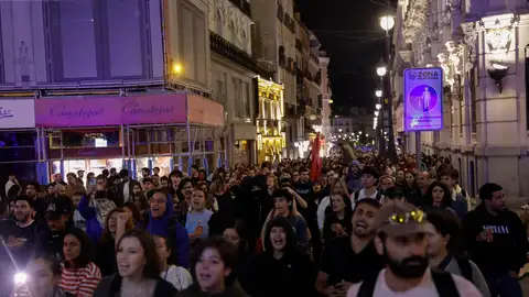 Participantes en la acampada en protesta por la crisis de la vivienda en el país se manifiestan este miércoles en los alrededores de la Puerta del Sol de Madrid. Participantes en la acampada en protesta por la crisis de la vivienda en el país se manifiestan este miércoles en los alrededores de la Puerta del Sol de Madrid.
