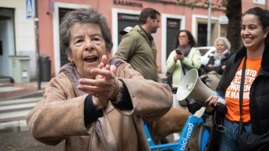 Maricarmen celebra el aplazamiento del desahucio, a 29 de octubre de 2025, en Madrid (Espa&ntilde;a).