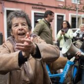 Maricarmen celebra el aplazamiento del desahucio, a 29 de octubre de 2025, en Madrid (España).