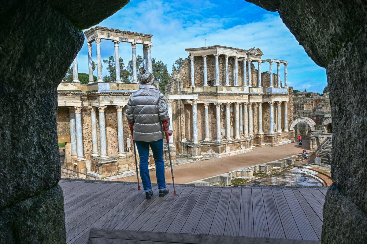 Una imagen de una persona con muletas en el Teatro Romano de Mérida de Armando Chorrero gana el Concurso 'Sin barreras' Una imagen de una persona con muletas en el Teatro Romano de Mérida de Armando Chorrero gana el Concurso 'Sin barreras'