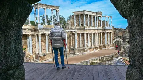 Una imagen de una persona con muletas en el Teatro Romano de Mérida de Armando Chorrero gana el Concurso 'Sin barreras' Una imagen de una persona con muletas en el Teatro Romano de Mérida de Armando Chorrero gana el Concurso 'Sin barreras'