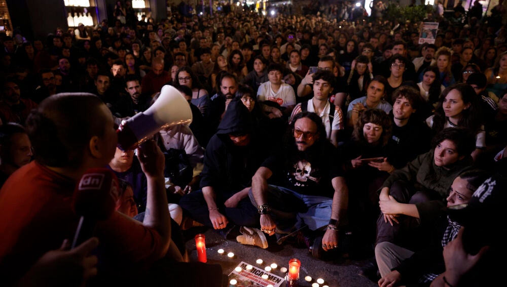 Participantes en la acampada en protesta por la crisis de la vivienda recuerdan a Maricarmen, fallecida este miércoles, hoy en la Puerta del Sol de Madrid.