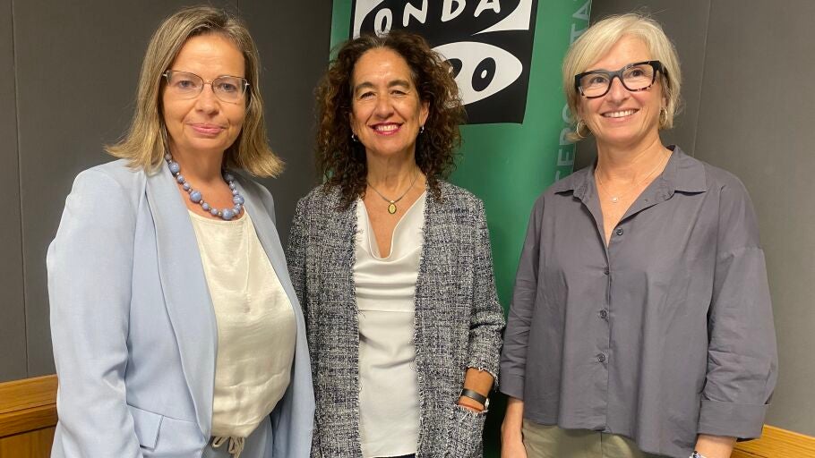 Montse Bassas, vicepresidenta del Col&middot;legi d&rsquo;Administradors de Finques de Barcelona i Lleida. Anna Puigdevall, Directora General de Som Habitatge i Ariadna Belver