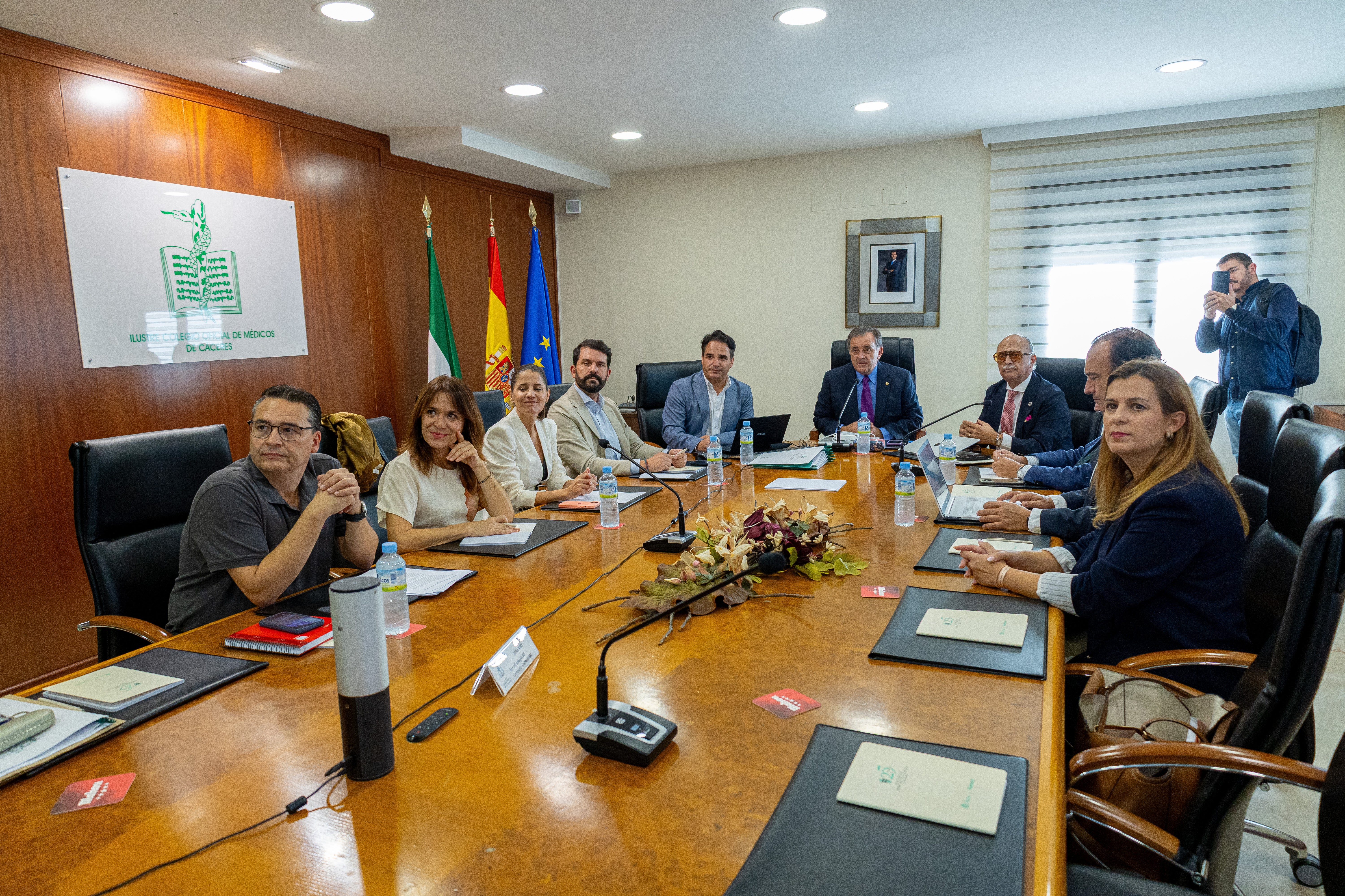 Cotrina mantiene una reunión de trabajo con los colegios oficiales de médicos para abordar la situación de los profesionales sanitarios Cotrina mantiene una reunión de trabajo con los colegios oficiales de médicos para abordar la situación de los profesionales sanitarios