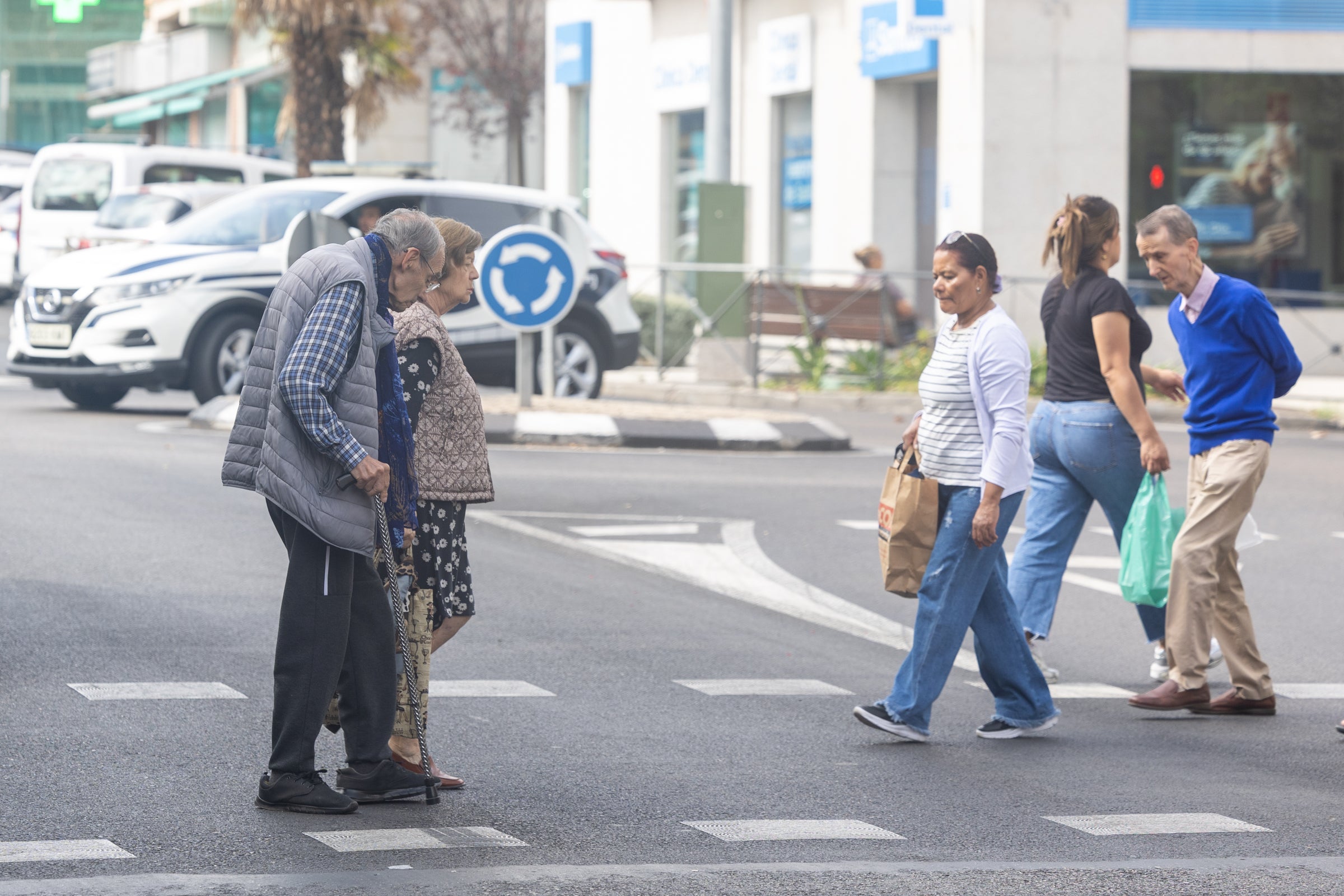 Dos personas jubiladas paseando por la calle Dos personas jubiladas paseando por la calle
