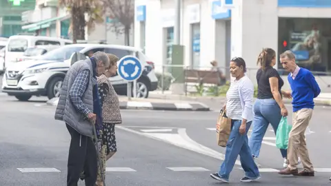 Dos personas jubiladas paseando por la calle Dos personas jubiladas paseando por la calle