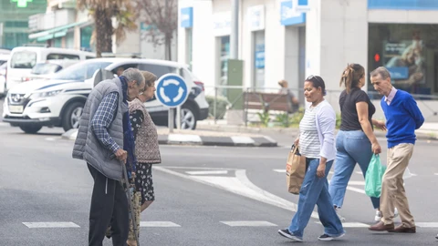 Dos personas jubiladas paseando por la calle