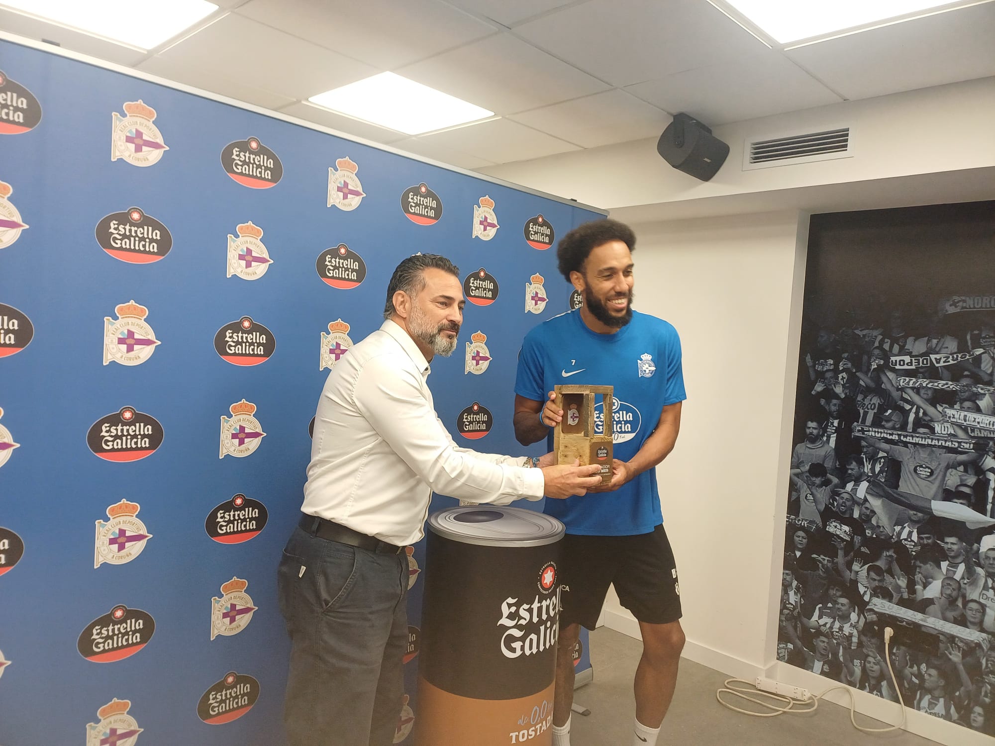 Aubameyang, recogiendo el premio Estrella Galicia al mejor jugador del Deportivo en septiembre Aubameyang, recogiendo el premio Estrella Galicia al mejor jugador del Deportivo en septiembre