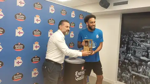 Aubameyang, recogiendo el premio Estrella Galicia al mejor jugador del Deportivo en septiembre Espera seguir celebrando goles en el Deportivo, con la voltereta incluída.