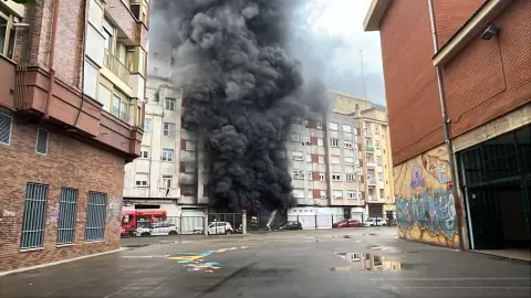 Confinados los vecinos de un edificio de la calle Leopoldo Pardo por un incendio en un taller de coches Confinados los vecinos de un edificio de la calle Leopoldo Pardo por un incendio en un taller de coches