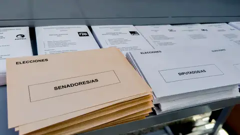 Imagen de archivo de las papeletas y sobres preparados en un colegio en las últimas elecciones generales. Imagen de archivo de las papeletas y sobres preparados en un colegio en las últimas elecciones generales.