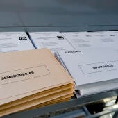 Imagen de archivo de las papeletas y sobres preparados en un colegio en las últimas elecciones generales.