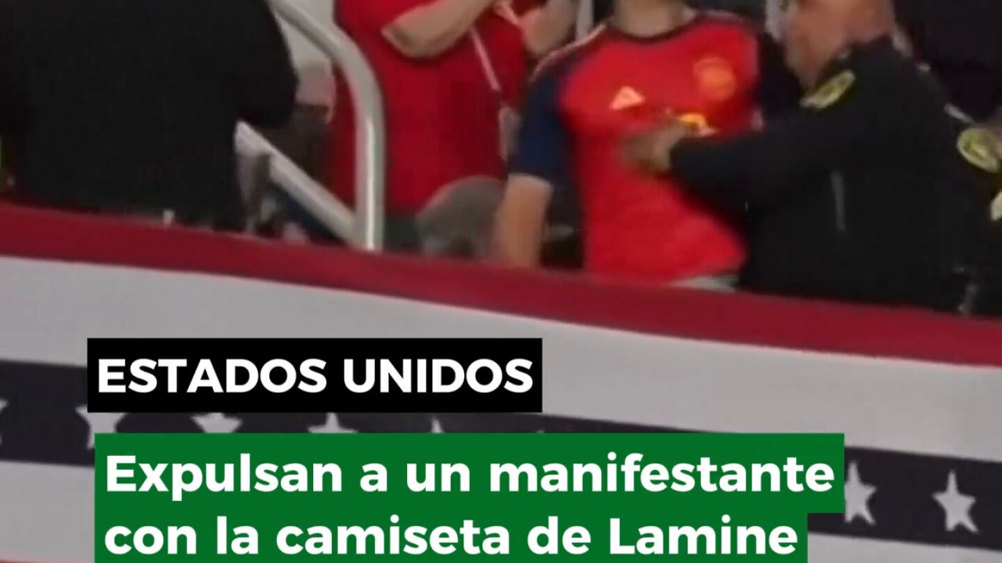 Un manifestante con la camiseta de Lamine Yamal expulsado de un mitin de Trump