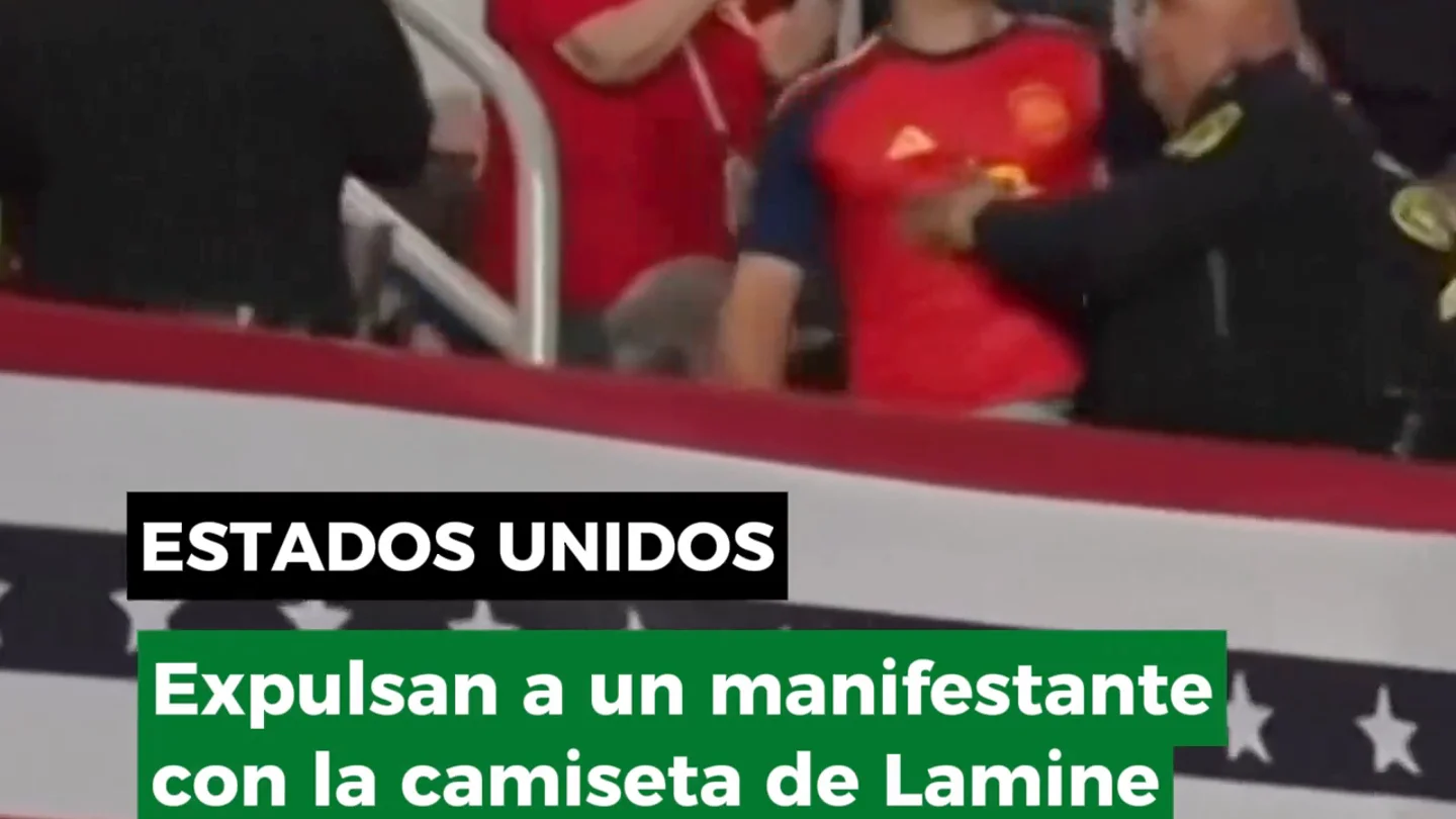 Un manifestante con la camiseta de Lamine Yamal expulsado de un mitin de Trump Un manifestante con la camiseta de Lamine Yamal expulsado de un mitin de Trump