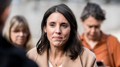 La secretaria general de Podemos, Irene Montero, atiende a los medios de comunicación, en la Plaza del Museo Nacional Reina Sofía La secretaria general de Podemos, Irene Montero, atiende a los medios de comunicación, en la Plaza del Museo Nacional Reina Sofía