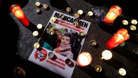 Una imagen de Maricarmen tras conocerse su muerte rodeada de velas Una imagen de Maricarmen tras conocerse su muerte rodeada de velas