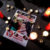 Una imagen de Maricarmen tras conocerse su muerte rodeada de velas