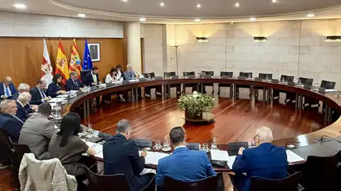 El PSOE abandona el pleno de la DPH al inicio del debate sobre vivienda El PSOE abandona el pleno de la DPH al inicio del debate sobre vivienda