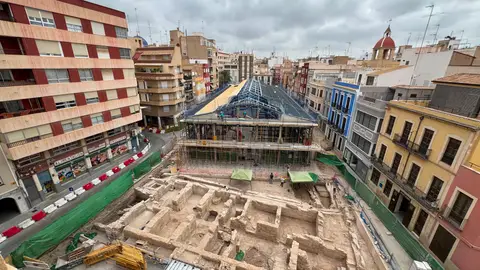 Vista de los restos de los baños árabes y las obras de rehabiliutación del Mercado Central de Elche. Vista de los restos de los baños árabes y las obras de rehabiliutación del Mercado Central de Elche.