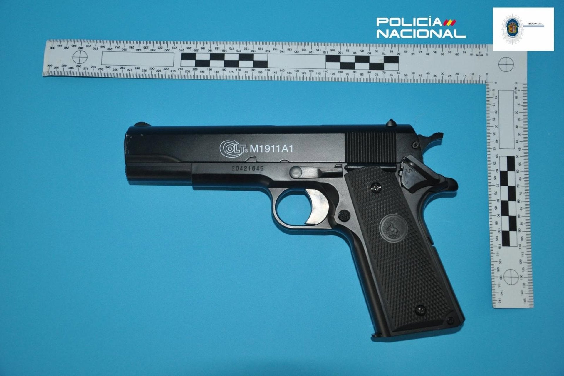 Detenido un hombre de 51 años por amenazar a varias personas en Cáceres con una pistola de aire comprimido Detenido un hombre de 51 años por amenazar a varias personas en Cáceres con una pistola de aire comprimido