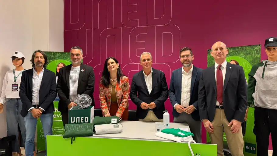 Víctor González: “Somos el único centro de España que va a vender online merchandising de UNED” Hablamos con el director de UNED Pontevedra, Víctor González, para presentar la nueva tienda física y virtual del centro