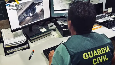 Sucesos.- La Guardia Civil investiga a tres personas por 43 robos de catalizadores en Badajoz, Sevilla y Huelva Un agente de la Guardia Civil revisa imágenes en la pantalla de un ordenador. REMITIDA / HANDOUT por Guardia Civil Fotografía remitida a medios de comunicación exclusivamente para ilustrar la noticia a la que hace referencia la imagen, y citando la procedencia de la imagen en la firma 06/10/2026