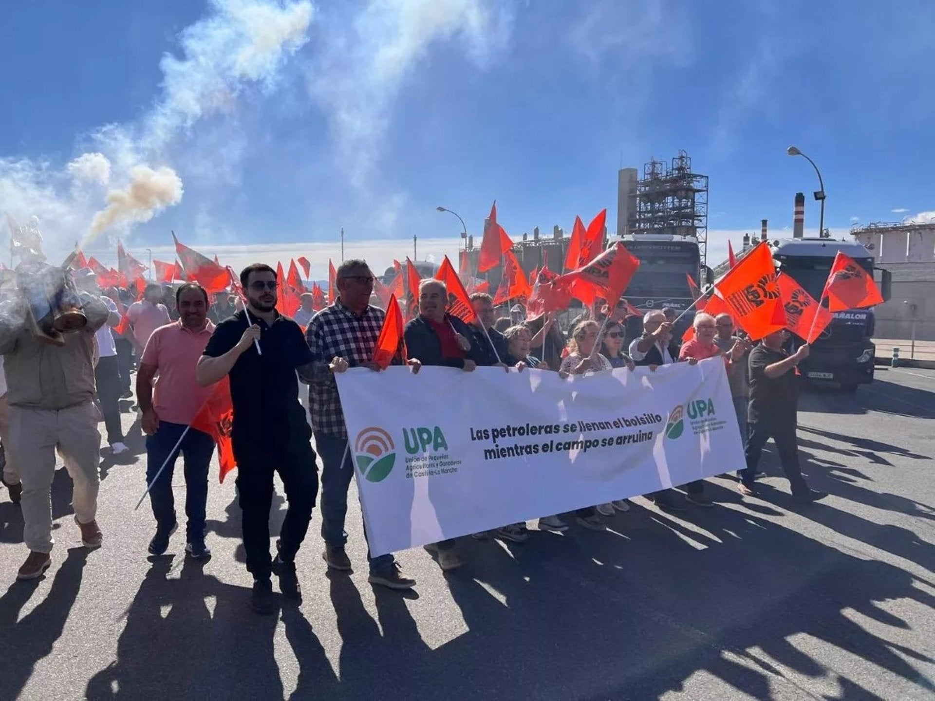 UPA protesta frente a Repsol en Puertollano contra el "desmadre" de los carburantes UPA protesta frente a Repsol en Puertollano contra el "desmadre" de los carburantes