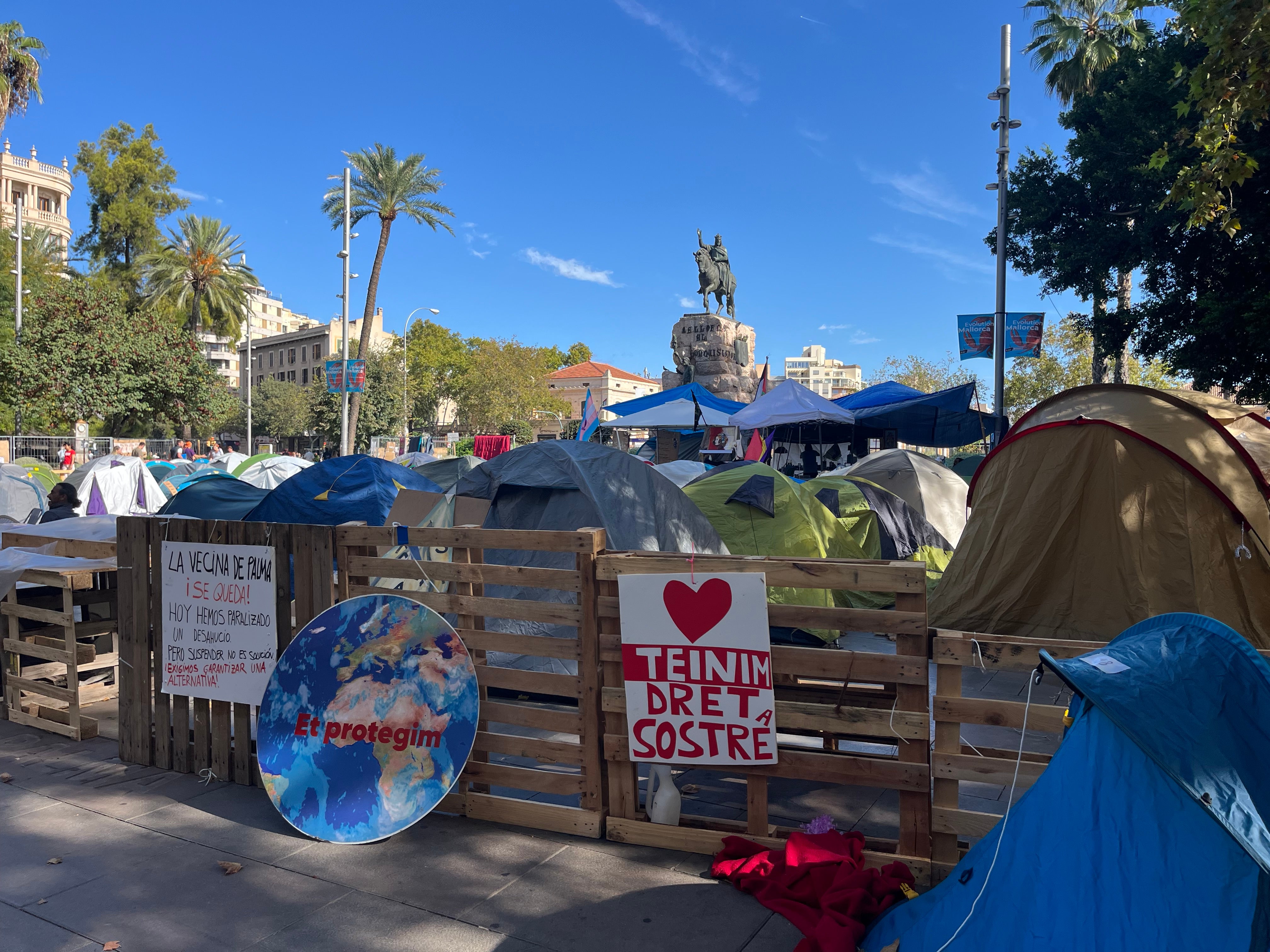 Los acampados en Palma, tras la muerte de Maricarmen: "No ha muerto, la han asesinado" Los acampados en Palma, tras la muerte de Maricarmen: "No ha muerto, la han asesinado"